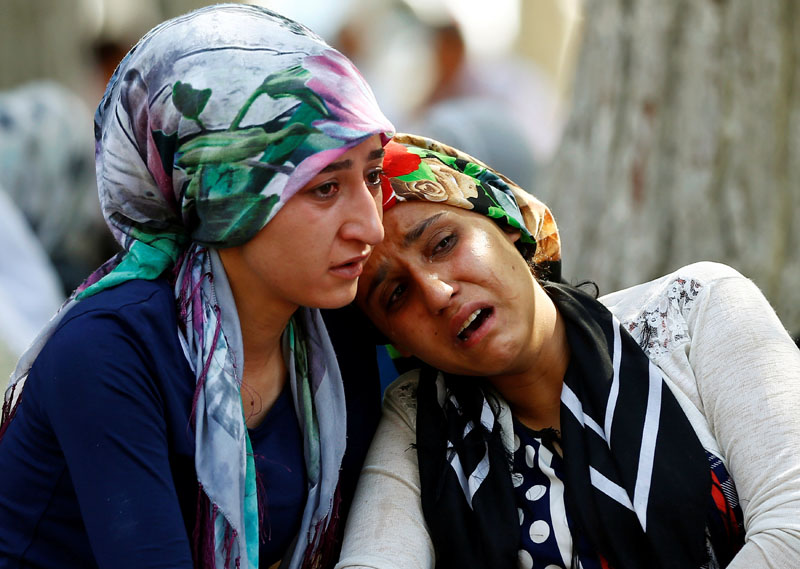 Women mourn as they wait in front of a hospital morgue in the Turkish city of Gaziantep, after a suspected bomber targeted a wedding celebration in the city, Turkey, on August 21, 2016. Photo: Reuters