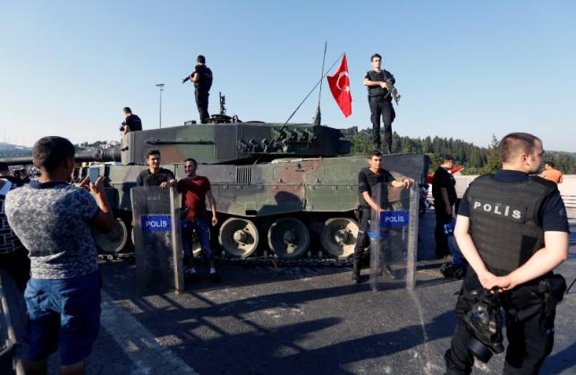 People pose with policemen after troops involved in the coup surrendered on the Bosphorus Bridge in Istanbul, Turkey July 16, 2016.   REUTERS/Murad Sezer