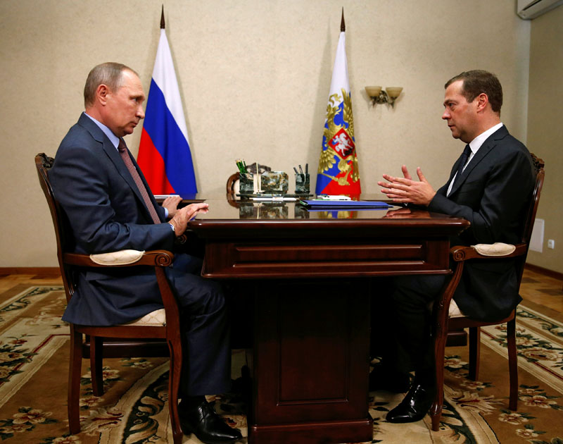Russian President Vladimir Putin (L) listens to Prime Minister Dmitry Medvedev during their meeting in Crimea, August 19, 2016. Photo: REUTERS