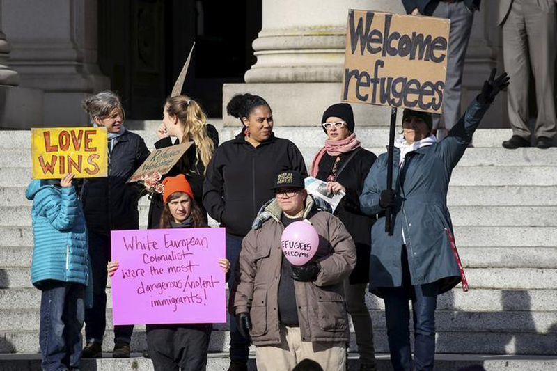 File - Pro-refugee counter-protesters gather during another group's protest against the United States' acceptance of Syrian refugees at the Washington State capitol in Olympia, Washington, on November 20, 2015. Photo: Reuters