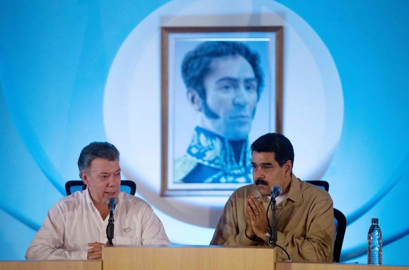 Colombia's President Juan Manuel Santos (L) speaks next to his Venezuelan counterpart Nicolas Maduro during their meeting in Puerto Ordaz, Venezuela, on Thursday, August 11, 2016. Photo: AP