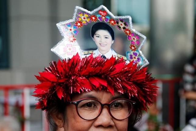 A supporter of former Thai Prime Minister Yingluck Shinawatra stands outside the Supreme Court in Bangkok, Thailand, August 5, 2016. REUTERS/Jorge Silva