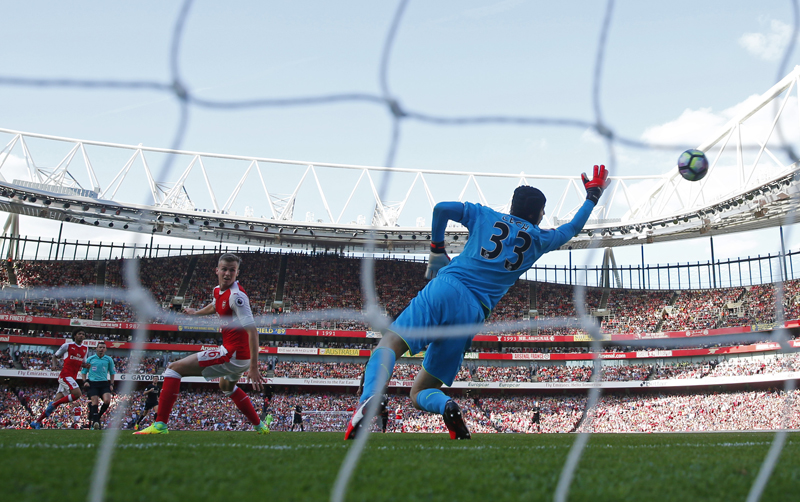 Arsenal's Petr Cech concedes Liverpool's fourth goal scored by Sadio Mane during Barclay's Premier League game at the Emirates Stadium, in London, on Sunday, August 14, 2016. Photo: Reuters