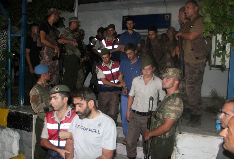 Turkish gendarmeries escort fugitive commandos who were involved in a bid to seize President Tayyip Erdogan during a failed coup attempt last month, as they leave from a gendarmerie station in Mugla province, Turkey, early August 1, 2016. Photo: Reuters