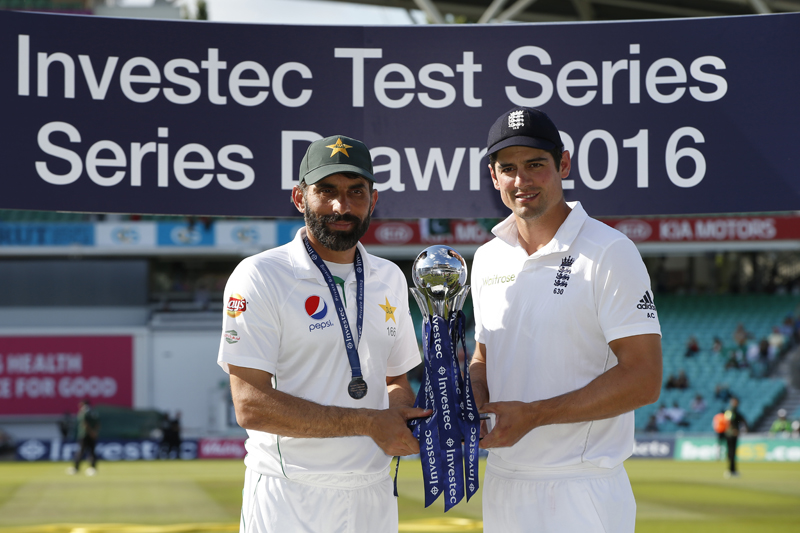 Pakistan's Misbah-ul-Haq and England's Alastair Cook pose with the trophy after the gamen, at the Oval, on Sunday, August 14, 2016. Photo: Reuters