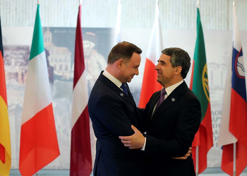 Bulgarian President Rosen Plevneliev (R) welcomes Polish President Andrzej Duda during the 2016 edition of the Arraiolos meeting in Sofia, Bulgaria, on September 15, 2016. Photo: Reuters