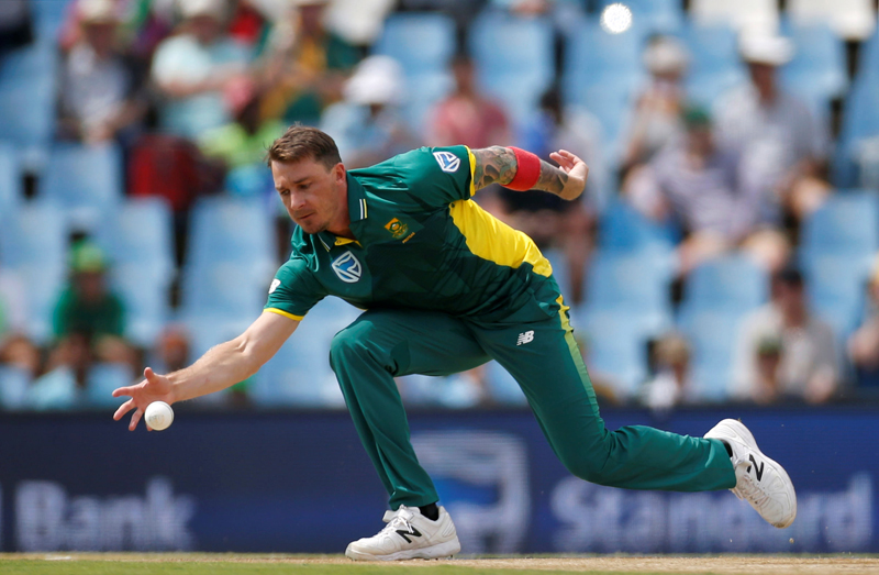 South Africa's Dale Steyn attempts to field off his delivery. Photo: Reuters
