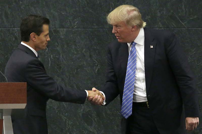 Mexico President Enrique Pena Nieto (left) and Republican presidential nominee Donald Trump shake hands after a joint statement at Los Pinos, the presidential official residence, in Mexico City, on Wednesday, August 31, 2016. Photo: AP