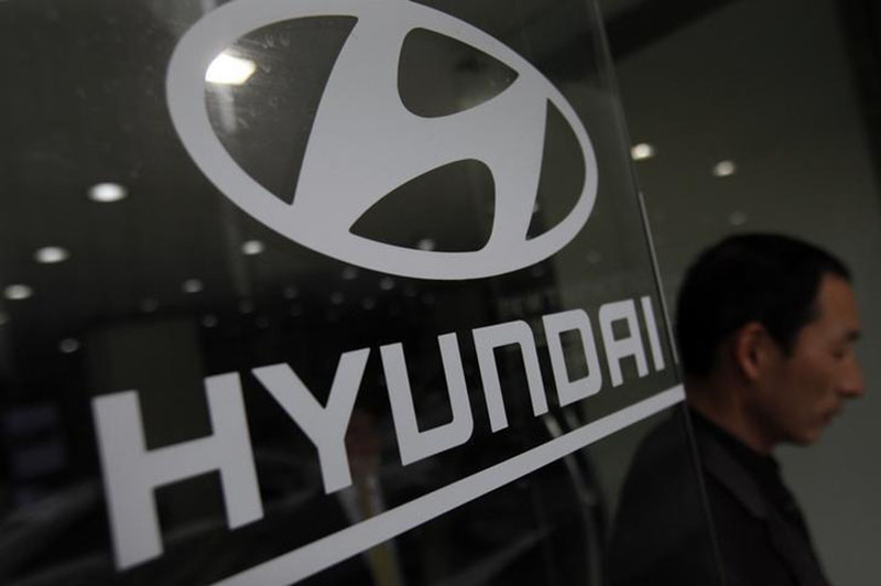 A visitor walks past a Hyundai Motor logo at a Hyundai dealership in Seoul, on April 25, 2013. Photo: Reuters