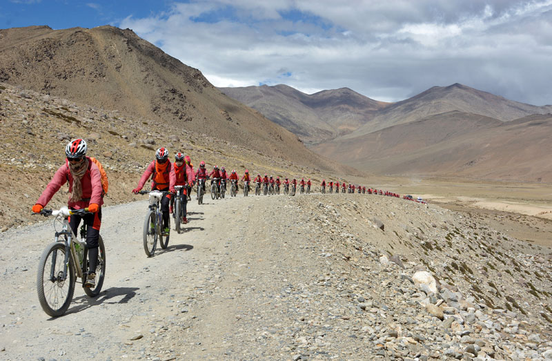 Buddhist nuns from the Drukpa lineage pictured in Ladakh during their cycle across the Himalayas to raise awareness about human trafficking of girls and women in the impoverished villages in Nepal and India August 30, 2016. Photo: REUTERS