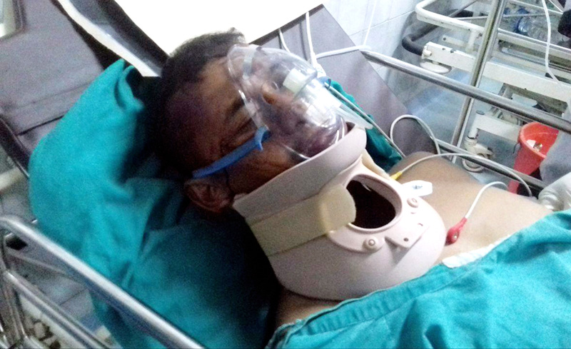 Driver Bishnu Rai, who was injured after the jeep carrying former Minister for Home Affairs Madhav Ghimire plunged into the Trishuli River in Chitwan on Sunday, undergoing treatment at the Bharatpur Hospital, on Sunday, September 26, 2016. Photo: RSS