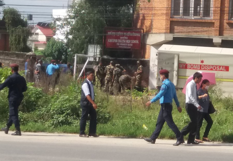 A bomb disposal team of the Nepal Army preparing to defuse a bomb at Chappal Karkhana on Tuesday, September 20, 2016. Photo Courtesy: @MeDyamm/Twitter