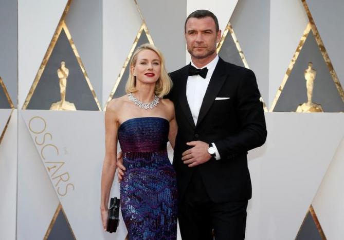 Actors Naomi Watts and husband Liev Schreiber arrive at the 88th Academy Awards in Hollywood, California February 28, 2016.  REUTERS/Lucy Nicholson/File Photo