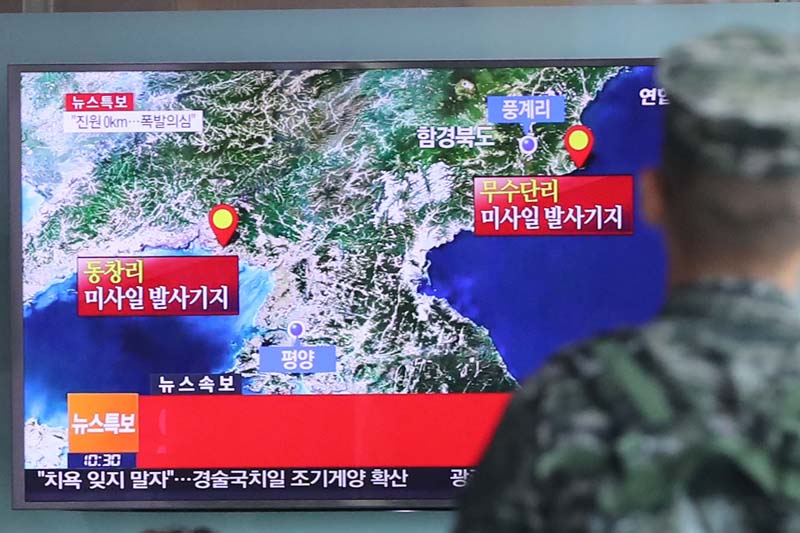 A South Korean soldier watches a TV broadcasting a news report on seismic activity produced by a suspected North Korean nuclear test, at a railway station in Seoul, South Korea, on September 9, 2016. Photo: Yonhap via Reuters