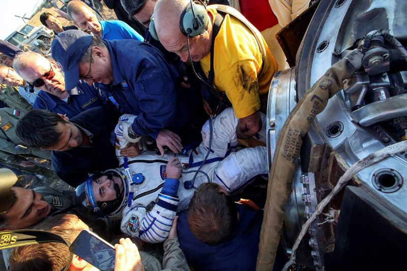 Ground personnel help the International Space Station (ISS) crew member Alexey Ovchinin of Russia to get out of the capsule after landing near the town of Zhezkazgan (Dzhezkazgan), Kazakhstan, September 7, 2016. Photo: REUTERS