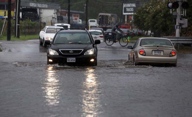 Cars navigate through flood waters near Norfolk State University, on Wednesday, September 21, 2016, in Norfolk, Virginia. Photo: AP