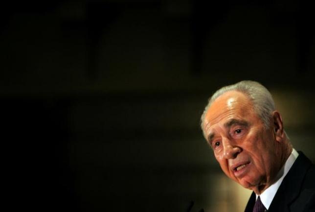 Former Israeli Prime Minister Shimon Peres talks during a presentation of his biography book in Tel Aviv in this March 21, 2006 file photo.   REUTERS/Goran Tomasevic/Files