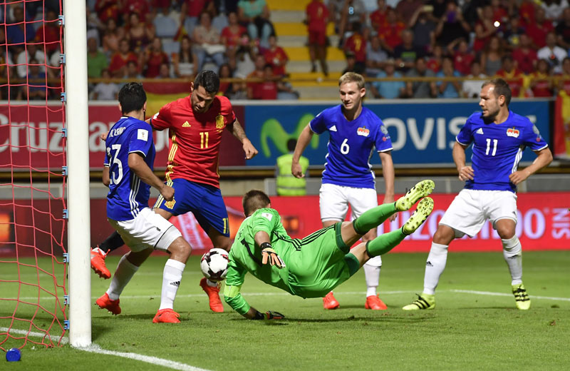 Spain's Vitolo Machin (second left) attempts to score past Liechtenstein's goalkeeper Peter Jehle during their World Cup Group G qualifying soccer match at the Reino de Leon Stadium, in Leon, northern Spain, on Monday September 5, 2016. Photo: AP