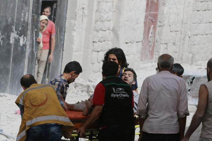 A man reacts while being carried on a stretcher after airstrikes on the rebel held al-Qaterji neighbourhood of Aleppo, Syria September 21, 2016. REUTERS/Abdalrhman Ismail