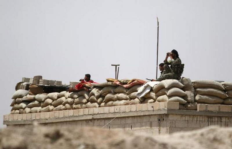 Fighters of the Syria Democratic Forces take an overwatch position in northern province of Raqqa, Syria May 27, 2016. Photo: REUTERS