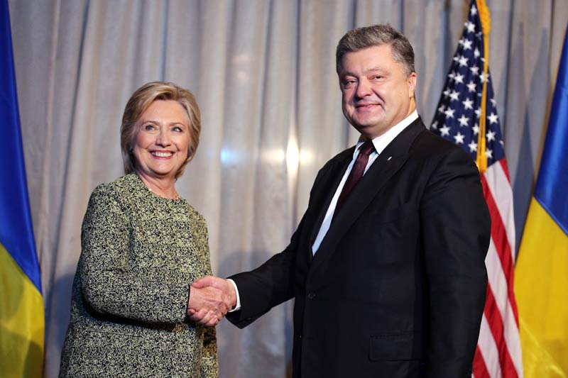 US Democratic presidential candidate Hillary Clinton attends a bilateral meeting with Ukraine's President Petro Poroshenko (R) at a hotel in New York, US, on Monday, September 19, 2016. Photo: Reuters