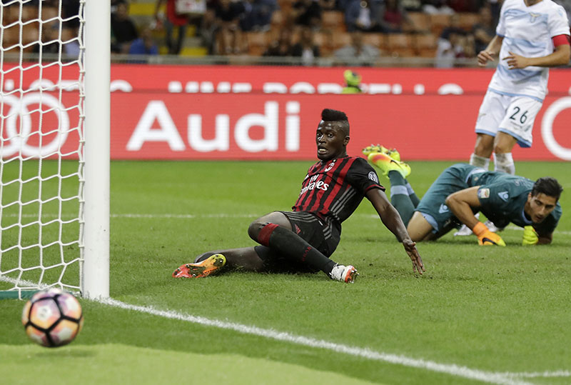 AC Milan's Mbaye Niang looks at the ball after missing a scoring chance during the Serie A soccer match between AC Milan and Lazio at the San Siro stadium in Milan, Italy, on Tuesday, September 20, 2016. Photo: AP