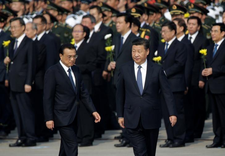 Chinese President Xi Jinping (R) and Premier Li Keqiang arrive to attend a tribute ceremony in front of the Monument to the People's Heroes at Tiananmen Square, ahead of National Day marking the 67th anniversary of the founding of the People's Republic of China in Beijing, China, September 30, 2016. REUTERS/Jason Lee
