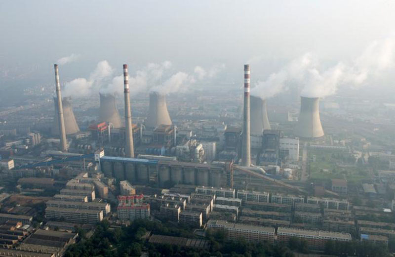 An aerial view shows a coal-burning power plant on the outskirts of Zhengzhou, Henan province, China, on August 28, 2010. Photo: Reuters