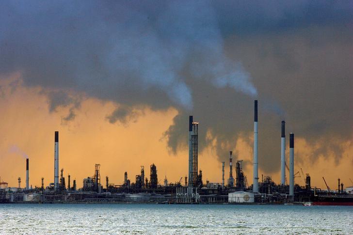 A view of an oil refinery off the coast of Singapore March 14, 2008. REUTERS/Vivek Prakash/File Photo