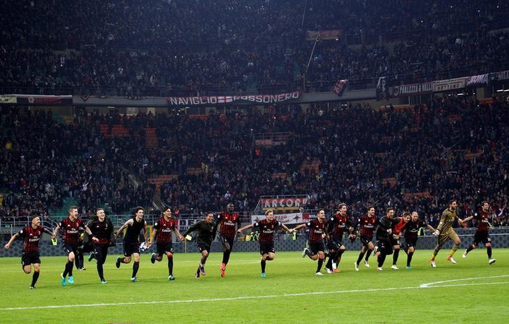 Football Soccer - AC Milan v Juventus - San Siro  stadium, Milan  Italy- 22/10/16  - AC Milan's players celebrate after winning the match.  REUTERS/Alessandro Garofalo