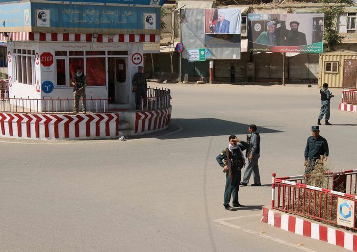 Afghan policemen keep watch at the downtown of Kunduz city, Afghanistan October 3, 2016.REUTERS/Nasir Wakif