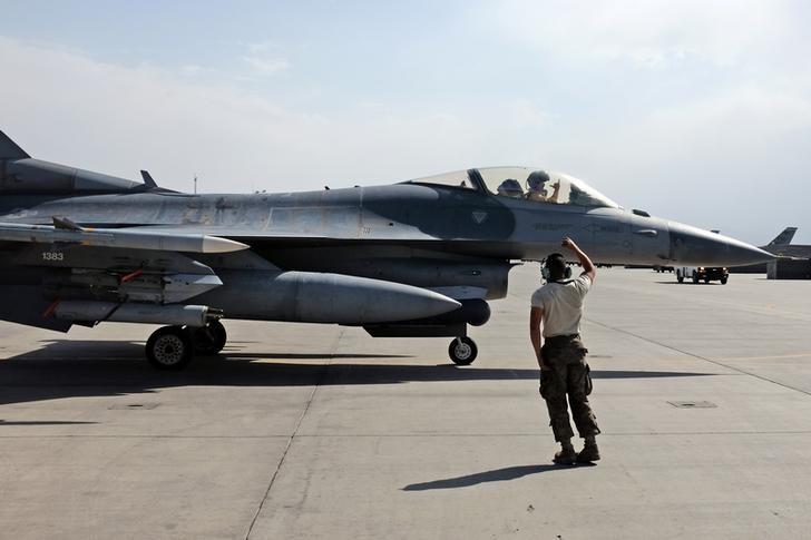 A U.S. Air Force crew chief signals the pilot of a F-16 Flying Falcon as it taxis for a mission at Bagram air field in Afghanistan August 11, 2016. REUTERS/Josh Smith/Files