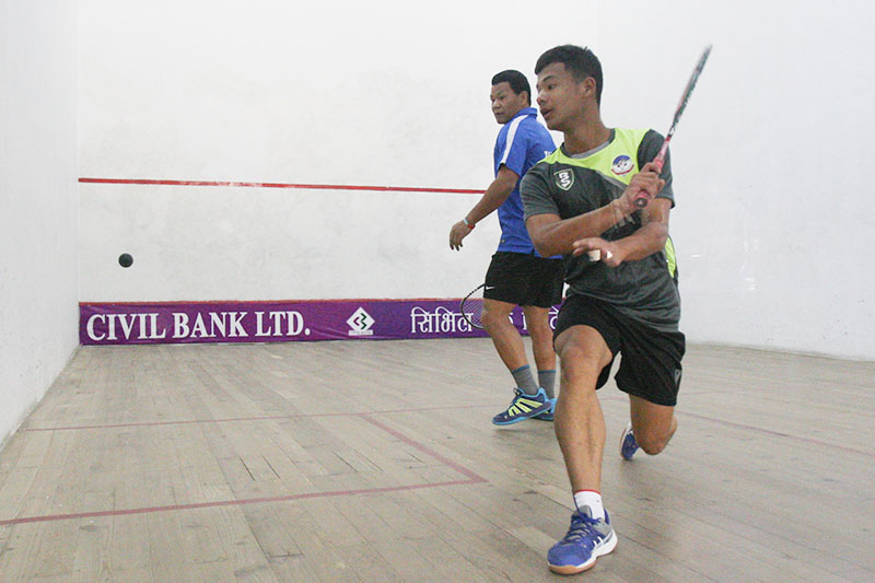 Amrit Thapa (right) and Tara Pun in action during their fourth Civil Bank Open Squash Championship match in Lalitpur on Wednesday, October 19, 2016. Photo: Udipt Singh Chhetry/THT