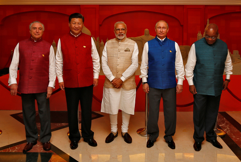 (L-R) Brazil's President Michel Temer, Chinese President Xi Jinping, Indian Prime Minister Narendra Modi, Russian President Vladimir Putin and South African President Jacob Zuma pose infront of a sand sculpture ahead of BRICS (Brazil, Russia, India, China and South Africa) Summit in Benaulim, in the western state of Goa, India, October 15, 2016. Photo: Reuters