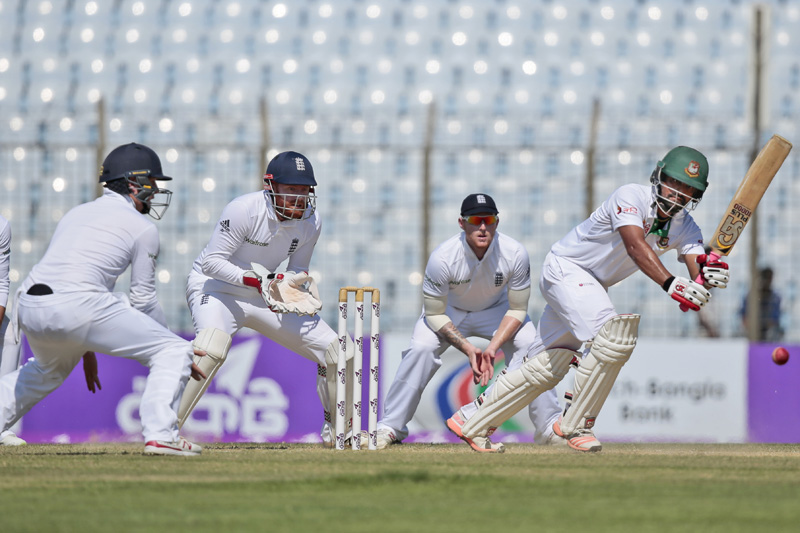 Bangladesh's Tamim Iqbal, right, plays a shot, as England's wicketkeeper Jonny Bairstow, center, and teammates watch during the second day of their first cricket test match in Chittagong, Bangladesh, Friday, Oct. 21, 2016. Photo: AP