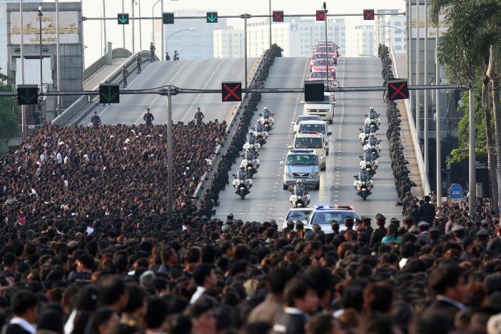 A motorcade carrying the body of Thailand's late King Bhumibol Adulyadej makes its way from the hospital to the the Grand Palace in Bangkok, Thailand October 14, 2016.  Dailynews/via REUTERS