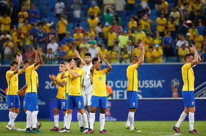 Football Soccer - Brazil v Bolivia - World Cup 2018 Qualifier - Dunas Arena Stadium, Natal, Brazil - 6/10/16. Players of Brazil react after their match.  REUTERS/Ricardo Moraes