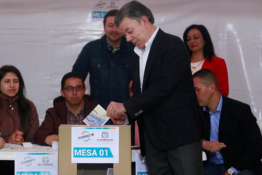 Colombia's President Juan Manuel Santos casts his vote in a referendum on a peace deal between the government and Revolutionary Armed Forces of Colombia (FARC) rebels at Bolivar Square in Bogota, Colombia, October 2, 2016. REUTERS/John Vizcaino