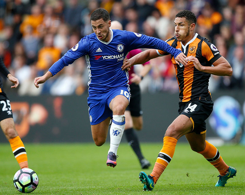 Chelsea's Eden Hazard, left and Hull City's Jake Livermore battle for the ball, during the English League soccer match between Hull City and Chelsea, at the KCOM Stadium, in Hull, England, on Saturday Ocober 1, 2016. Photo: Danny Lawson/PA via AP