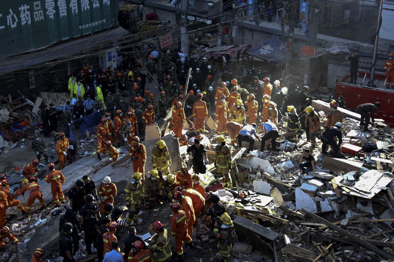 Rescuers search for victims on the site of collapsed residential buildings in Wenzhou city in east China's Zhejiang province, on Monday, October 10, 2016. Photo: AP
