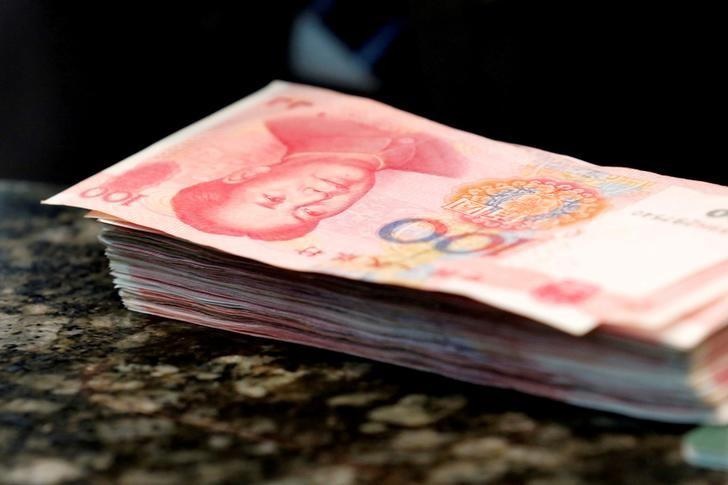 Chinese 100 yuan banknotes are seen on a counter of a branch of a commercial bank in Beijing, China, March 30, 2016. Photo: Reuters