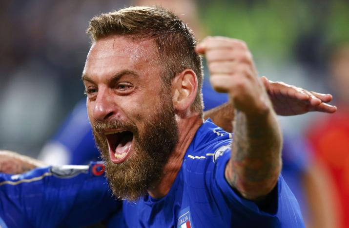 Football Soccer - Italy v Spain - World Cup 2018 Qualifier - Juventus stadium, Turin, Italy - 06/10/16. Italy's Daniele De Rossi celebrates after scoring a penalty against Spain.   REUTERS/Stefano Rellandini