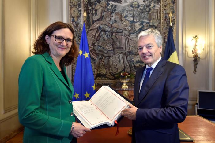 Belgium's Foreign Minister Didier Reynders (R) and EU trade commissioner Cecilia Malmstrom pose with the annexes of the Comprehensive Economic and Trade Agreement (CETA), a planned EU-Canada free trade agreement, at the Lambermont Residence in Brussels, Belgium, October 29, 2016. REUTERS/Eric Vidal