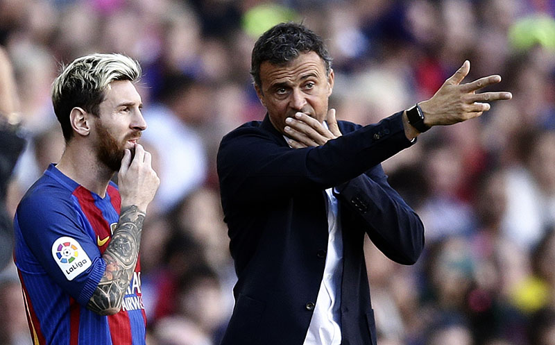 FC Barcelona's Lionel Messi (left) talks with his coach Luis Enrique during the Spanish La Liga soccer match between FC Barcelona and Deportivo Coruna at the Camp Nou in Barcelona, Spain, on Saturday, October 15, 2016. Photo: AP