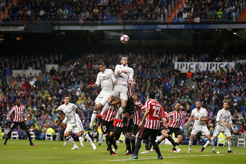 Real Madrid's Gareth Bale (centre) heads for the ball during a Spain's La Liga soccer match between Real Madrid and Athletic Bilbao at the Santiago Bernabeu stadium in Madrid, Spain, on Sunday, October 23, 2016. Photo: AP