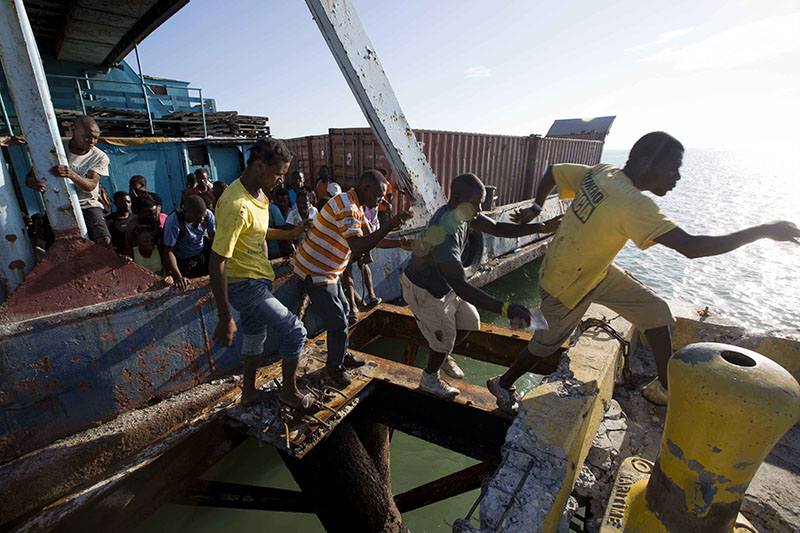 People try to get off a boat carrying aid as national police arrive to secure the boat as it docks in Jeremie, Haiti, on Wednesday, October 12, 2016, in the aftermath of Hurricane Matthew. Photo: AP