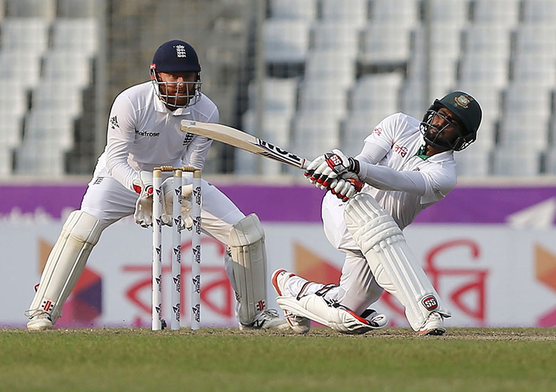 Bangladesh's Imrul Kayes plays a shot as England's wicketkeeper Jonathan Bairstow looks on during their second Test match in Dhaka on Saturday, October 29, 2016. Photo: Reuters