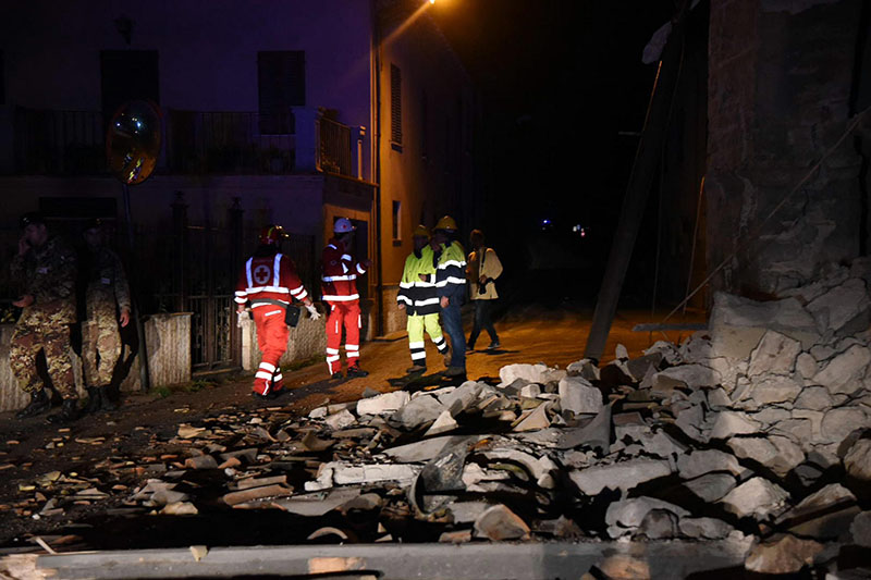 Rescuers stand by rubble in the village of Visso, central Italy, on Wednesday, October 26, 2016 following an earthquake. Photo: Matteo Crocchioni/ANSA via AP