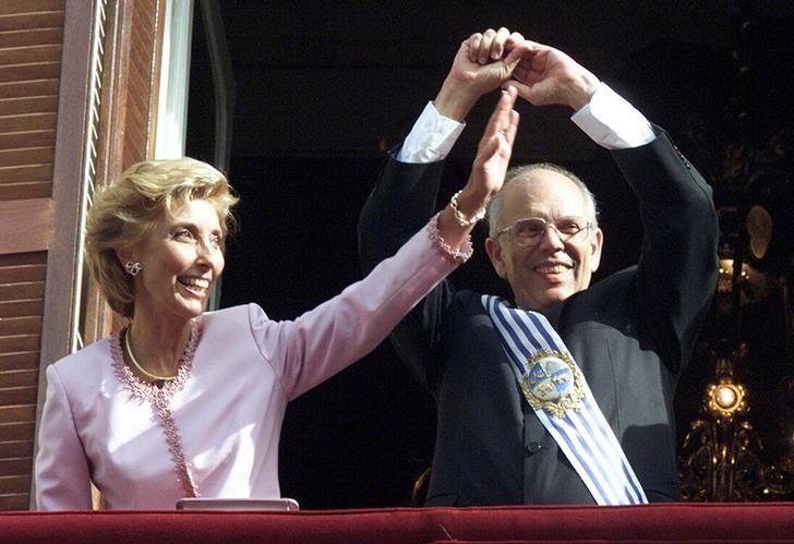 Former President of Uruguay, Jorge Batlle (R), and his wife Mercedes, wave to supporters from the balcony of the Independence Palace, soon after being sworn in to office in Montevideo, Uruguay in this March 1, 2000 file picture. REUTERS/Andres Stapff/File Photo