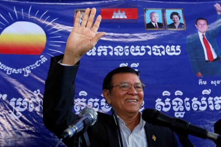 Kem Sokha, leader of the Cambodia National Rescue Party (CNRP), greets his supporters at headquarters before he goes to register for next year's local elections, in Phnom Penh, Cambodia October 5, 2016. REUTERS/Samrang Pring